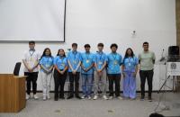 #ParaTodosVerem: Fotografia em ambiente fechado mostrando os novos aprendizes e antigos, a foto reúne nove jovens.