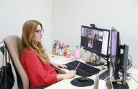 Foto em ambiente fechado mostrando uma audiência online da Semana de Conciliação.