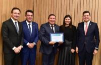 Foto em ambiente fechado mostrando a cerimônia em que o TRT-8 foi premiado.