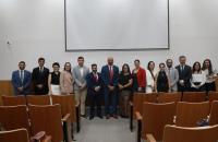 #ParaTodosVerem: Fotografia colorida em ambiente fechada, reunindo magistrados(as) em pé, sorrindo para a foto. — Foto: ASCOM8