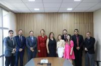 #ParaTodosVerem: Fotografia em ambiente fechado que reúne homens e mulheres, lado a lado, sorrindo