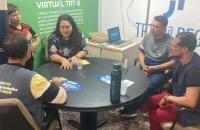 Foto de ambiente fechado que reune homens e mulheres realizando atendimento do TRT-8 na ExpoFeira