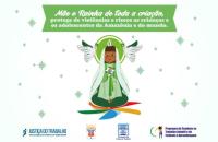 Arte gráfica nas cores branca e verde, centralizada o ícone da Mariazinha, símbolo da campanha do Círio 2025