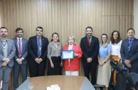 Foto de ambiente fechado que reúne homens e mulheres 