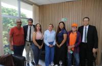 #ParaTodosVerem: Fotografia colorida, nela, estão sete pessoas de pé, quatro homens e três mulheres.