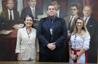 Fotografia em ambiente fechado que reúne servidores do TRT-8