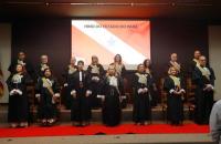 Foto em ambiente fechado mostrando a cerimônia de entrega da medalha Ordem do Mérito Jus et Labor.