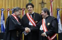 #ParaTodosVerem: Fotografia colorida em ambiente fechado dos integrantes do novo biênio do TST.