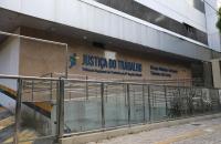 Foto em espaço aberto da fachada do TRT-8.