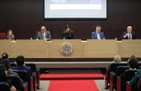Fotografia em ambiente fechado da mesa de abertura da aula Magna