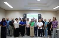 #ParaTodosVerem: fotografia colorida em ambiente fechado, reunindo homens e mulheres em pé sorrindo.— Foto: ASCOM8