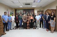 #ParaTodosVerem: Fotografia na sala da presidência, com a presidente do TRT-8 e a delegação do Governo do Amapá.