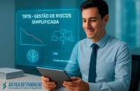 #ParaTodosVerem: Arte gráfica com fundo azul, centralizado, um homem branco usando roupas sociais e mexendo em um tablete.