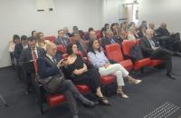 #ParaTodosVerem: Foto em espaço fechado, com homens e mulheres sentados.
