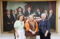 #ParaTodosVerem: Fotografia que reúne três mulheres brancas, lado a lado, sorrindo