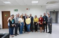 #ParaTodosVerem: Foto em espaço fechado, no 12º andar do TRT-8 com diversas pessoas, entre homens e mulheres.