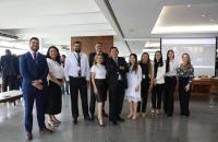 #ParaTodosVerem: Foto em espaço fechado, com algumas pessoas posando para a foto, entre homens e mulheres.