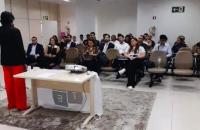 Foto que reúne homens e mulheres durante o curso "Trabalho Escravo Conteporâneo" em ambiente fechado