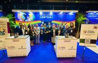 #ParaTodosVerem: Foto 1: Fotografia com diversas pessoas de pé e sorrindo para a foto. Foto 2: Fotografia da servidora Eveline R