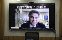 Print da tela de uma reunião telepresencial que aparece u homem pardo com cabelos pretos