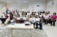 Foto em ambiente fechado mostrando a certificação dos participantes do curso.