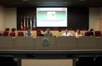 Foto do desembargador corregedor e dos servidores apresentado o módulo.