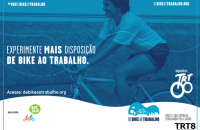 Arte com uma ciclista com e fundo azul. Está escrito experimente mais disposição de bike ao trabalho.
