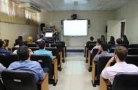 Lia Martins, coordenadora de Governança Institucional em apresentação para servidores. 