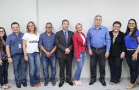 Equipe da Vara com o as partes do processo.