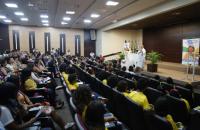 Auditório lotado durante a missa