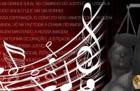 Do lado direito,em fundo vermelho, letra do hino em letras bancas e uma partitura. 