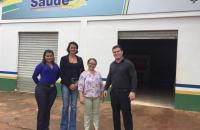 Juíza do trabalho e servidores do município em frente a uma das secretarias que recebeu os bens doados.