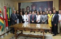 Foto mostra o desembargador em pé tendo ao lado vários servidores do tribunal.