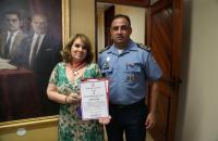 Na foto, presidente do TRT8, Suzy Koury, segura o diploma e está ao lado do Coronel da PM