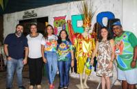 Na foto, professores da Unama, gestores do projeto e o presidente da escola de samba.
