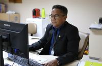 Coordenador de Segurança do TRT8 trabalhando em frente ao seu computador.