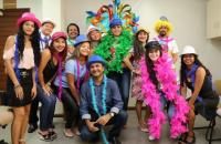 Coordenadores, afilhados e padrinhos do projeto com adereços coloridos de carnaval