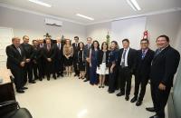 na foto a presidente do TRT8, o governador, magistrados e servidores em pé posicionados para foto.