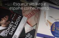 Vários livros com a frase escrita esqueça um livro e espalhe conhecimento, no fundo preto destacando os livros.