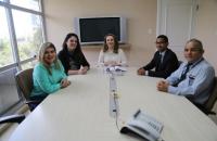 Na foto, em volta da mesa estão os representantes do sindjuf e a presidente do TRT8 desembargadora Pastora Leal