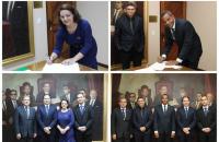 Na foto os empossados e o diretor geral em pé na frente do quadro da antessala da presidência.