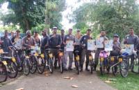 Voluntários do projeto bike anjos entregando os kits do projeto para funcionários da construção civil