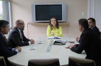 Presidente do TRT8 reunida com representantes da Sicoob na sala de gestão do tribunal