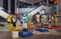 fantasias expostas no manequim no terreo do shopping