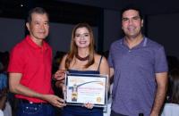 Juíza recebendo Troféu Imprensa