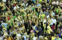 Brincantes da Escola de Samba da Matinha comemorando as notas na apuração do desfile