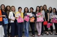 Fotos das servidoras com os presentes do sorteio em mãos