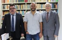 Em pé, na frente de estante de livros,  o Juiz Deodoro Tavares, o professor Magno Braga e o desembargador Vicente Malheiros. 