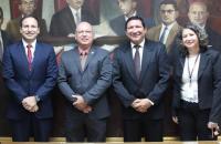 Rodopiano Neto, novo servidor Mauro Oliveira, desembargador Luís Ribeiro e Nazaré Lemos na cerimonia de posse