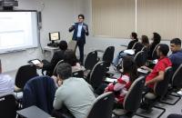 professor Márcio Baena palestrando para magistrados e servidores noTRT8